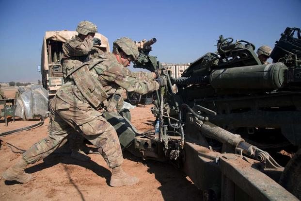 U.S. Army Pfc. James Schultz, a Cannon Crewmember assigned to 2nd Battalion, 319th Airborne Field Artillery Regiment, 82nd Airborne Division, stabilizes a M777 towed 155 mm howitzer near Mosul, Iraq, Feb. 03, 2017. (U.S. Army / Spc. Craig Jensen)