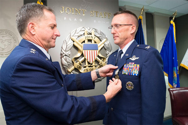 Lt. Gen. David L. Goldfein pins the Airman's Medal on Col. Richard Poston Dec. 10, 2014, in a ceremony held at the Pentagon in Washington D.C. (Defense Department photo/ U.S. Army Staff Sgt. Sean K. Harp)