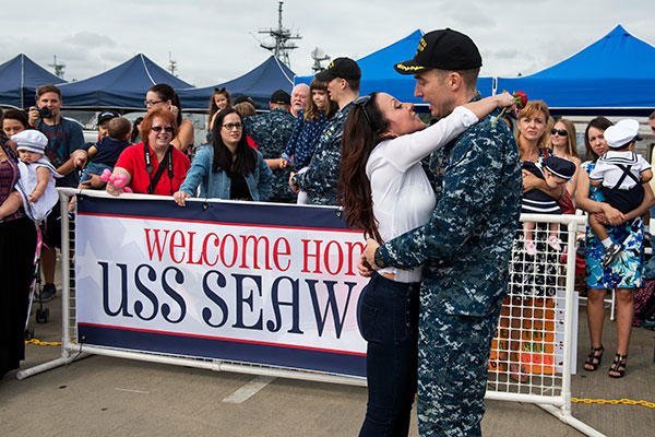 Cmdr. Jeff Bierleyof the USS Seawolf (SSN 21) kisses his wife after the boat returns home to Naval Base Kitsap-Bremerton following a six-month deployment. (U.S. Navy/MC 2nd Class Amanda R. Gray)Cmdr. Jeff Bierley of the USS Seawolf kisses his wife after t