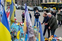 Ukraine's Foreign Minister Andrii Sybiha and Estonia's Minister of Foreign Affairs Margus Tsahkna place candles at a memorial for fallen Ukrainian soldiers in Independence Square, Monday, Oct. 27, 2025, in Kyiv, Ukraine. (AP Photo/Julia Demaree Nikhinson) Russia Ukraine War Estonia