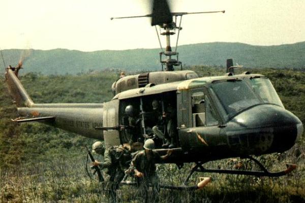 Opération "Protection of democracy" Huey_in_vietnam