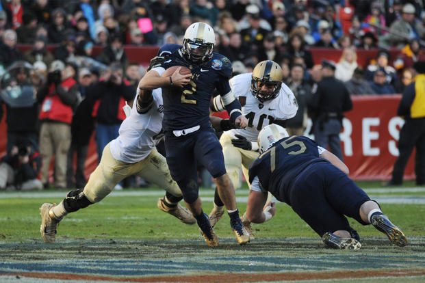 U.S. Naval Academy quarterback (#2) Kriss Proctor runs the ball during the 112th Army-Navy Football game at FedEx Field in Landover, Md. 10 Dec 2011 (Photo: U.S. Navy/Mass Communication Specialist 1st Class Chad Runge)