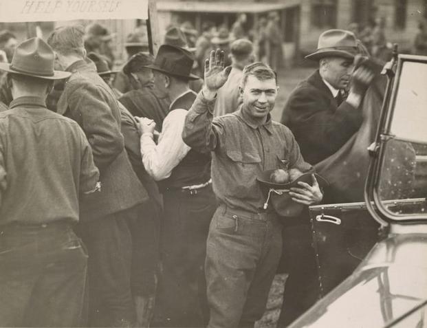 Soldiers training at Camp Lewis, Washington, grab apples from the Seattle Auto-Mobile Club of Seattle. (Photo: National Archives and Records Administration)