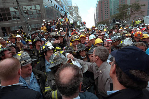 O presidente cumprimenta bombeiros, policiais e equipes de resgate, em 14 de setembro de 2001, enquanto visita o local do ataque terrorista ao World Trade Center, em Nova York. (Foto de Eric Draper, cortesia da Biblioteca Presidencial George W. Bush)