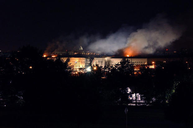 As consequências em Washington do ataque terrorista ao Pentágono, 11 de setembro de 2001. (Foto do Suboficial de 2ª Classe Robert Houlihan/Marinha dos EUA) As consequências em Washington do ataque terrorista ao Pentágono, 11 de setembro de 2001. (Foto da Marinha do suboficial de 2ª classe Robert Houlihan)