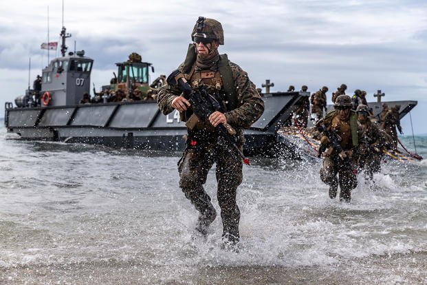 Marines conduct a simulated amphibious assault exercise