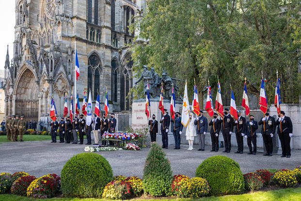La ville française de Châlons-en-̂Champagne rend hommage au soldat inconnu américain sur son monument de la Première Guerre mondiale