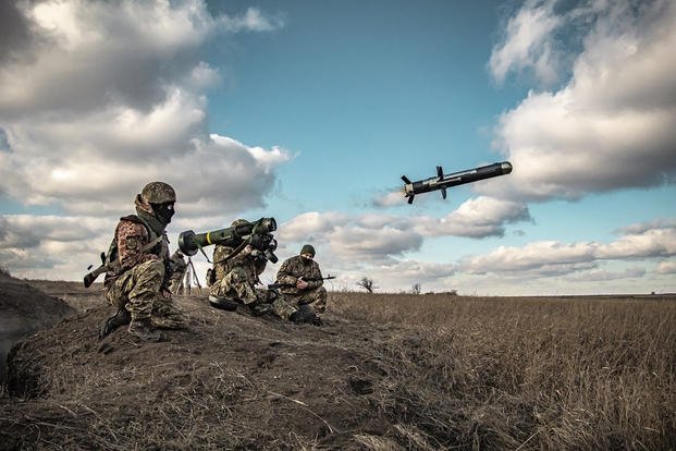 Ukrainian soldiers use a launcher with US Javelin missiles.