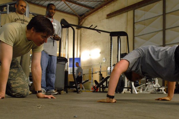 A non-commissioned officer counts push-up repetitions.