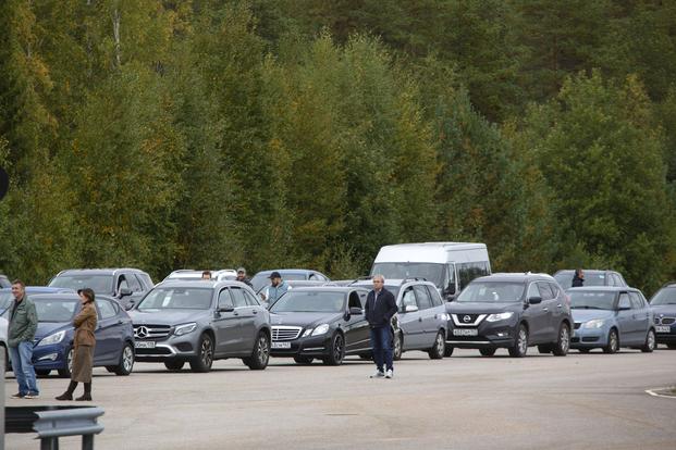 Cars queue to cross the border from Russia to Finland.