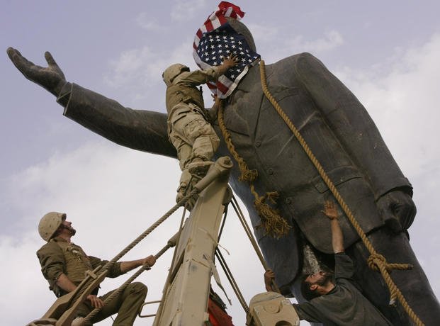 мирные жители Аки и американские солдаты свергли статую Саддама Хусейна.
