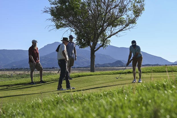Military retirees play golf