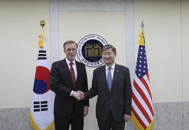  U.S. national security adviser Jake Sullivan, left, poses for a photo with his South Korean counterpart Cho Tae-yong