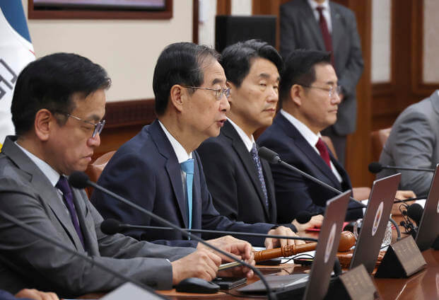 South Korea's Prime Minister Han Duck-soo, second left, speaks during a cabinet meeting