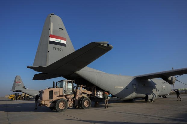 Iraqi security forces prepare for loading humanitarian aid 