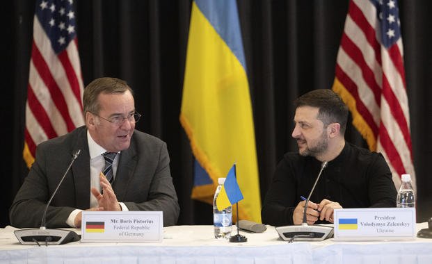 Ukrainian President Volodymyr Zelenskyy, right, and German Defence Minister Boris Pistorius