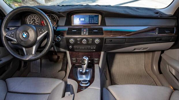2008 BMW 535xi Sports Wagon interior dashboard