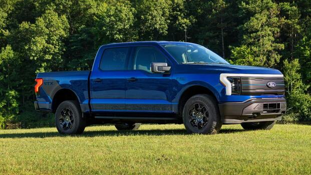 2026-f-150-lightning-stx-01-front-quarter