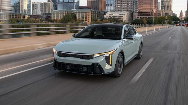 2025 Kia K4 GT-Line front 3/4