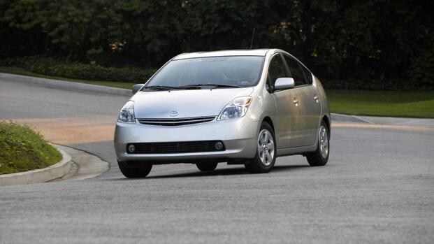 2004 - 2005 Toyota Prius exterior front 3/4