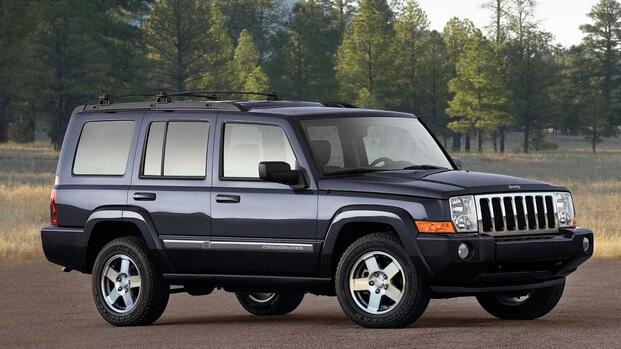 2006-2010 Jeep Commander Black Front Angled View