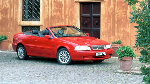 1999 - 2002 Volvo C70 parked