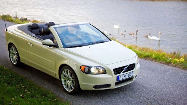 2006 - 2010 Volvo C70 - front 3/4 angle