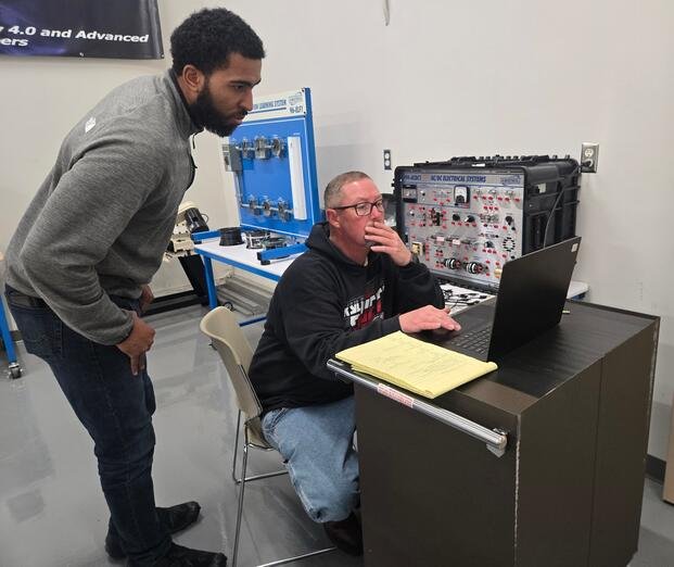 डीओडी-समर्थित कार्यबल विकास कार्यक्रम विनिर्माण करियर को बढ़ावा देता है