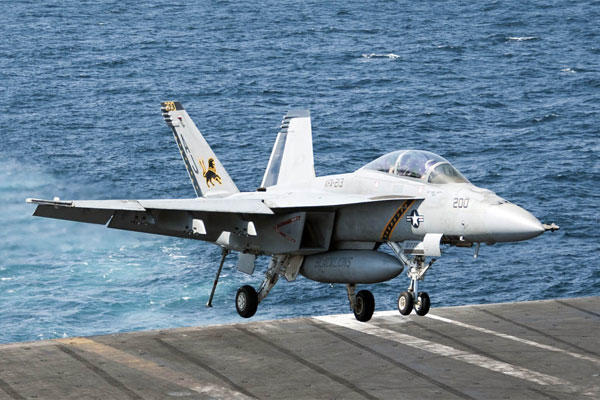 A F/A-18F Super Hornet lands aboard the aircraft carrier USS Bush after conducting strike missions against ISIL, September 23, 2014. (Mass Communication Specialist 3rd Class Brian Stephens/U.S. Navy)
