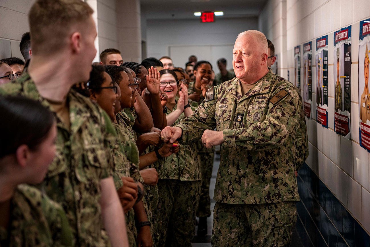 Najvišji ameriški mornariški častnik napovedal predčasno upokojitev