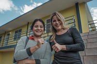 A new renter displays the key to her home. (Eduardo Martínez/FEMA)