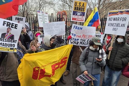 Protesters hold signs supporting and opposing Venezuelan President Nicolás Maduro outside the federal courthouse in Lower Manhattan, near Worth Street and Columbus Park, as he was arraigned on U.S. criminal charges. (Darius Radzius, Military.com)